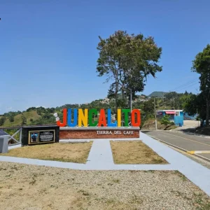 Junta Distrital de Juncalito embellece el letrero de bienvenida y rehabilita mural en honor a El Chaval de la Bachata
